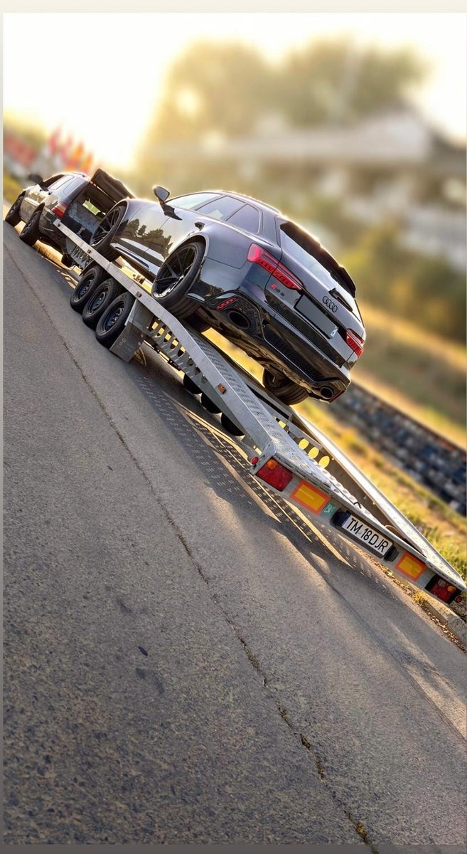 Audi RS6 transportat pe platforma MIKE Tractări Auto la apus — transport auto de lux în siguranță