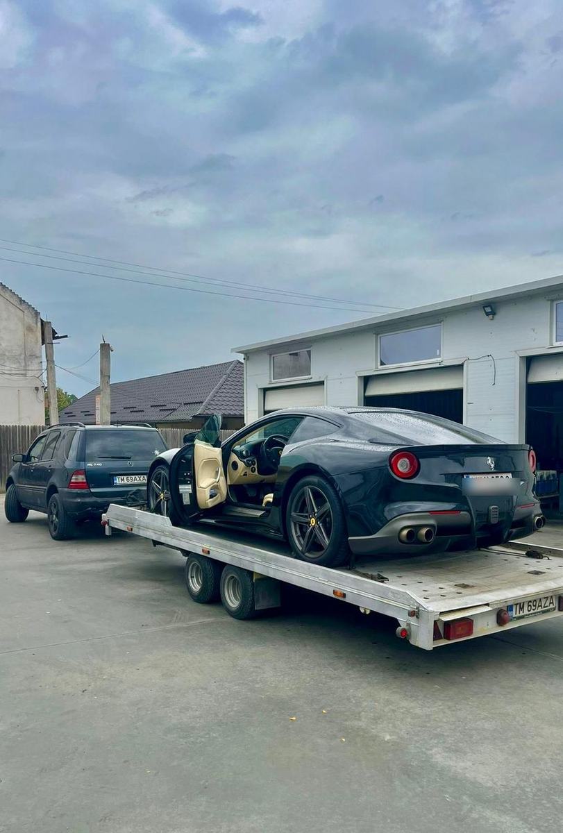 Transport auto pe platformă — Ferrari încărcat pe platforma MIKE Tractări Auto
